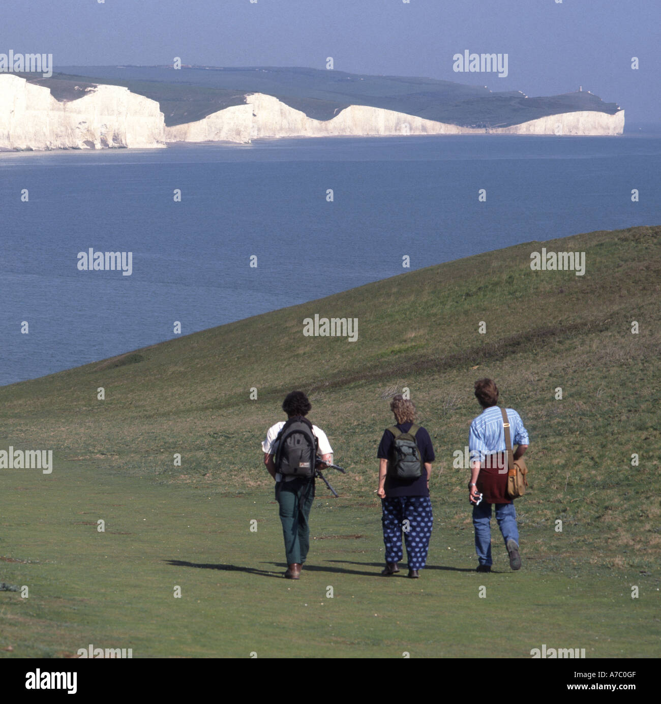 Seaford Kopf Wanderer auf Rasen Downs mit sieben Schwestern weißen Kreidefelsen über Stockfoto