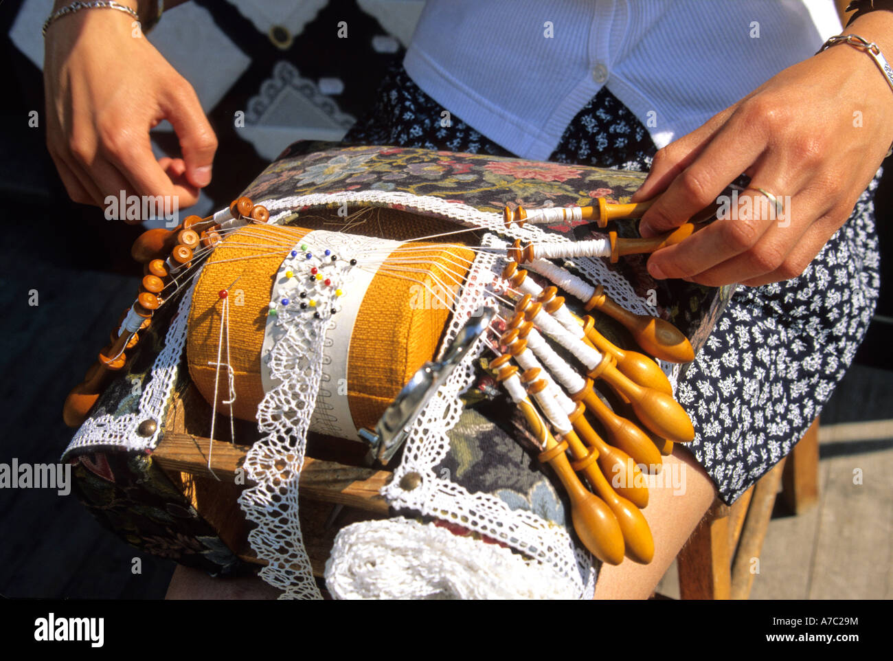 Spitzenklöpplerin - Frau Herstellung traditioneller Spitze mit Klöppeln in Auvergne, Frankreich Stockfoto