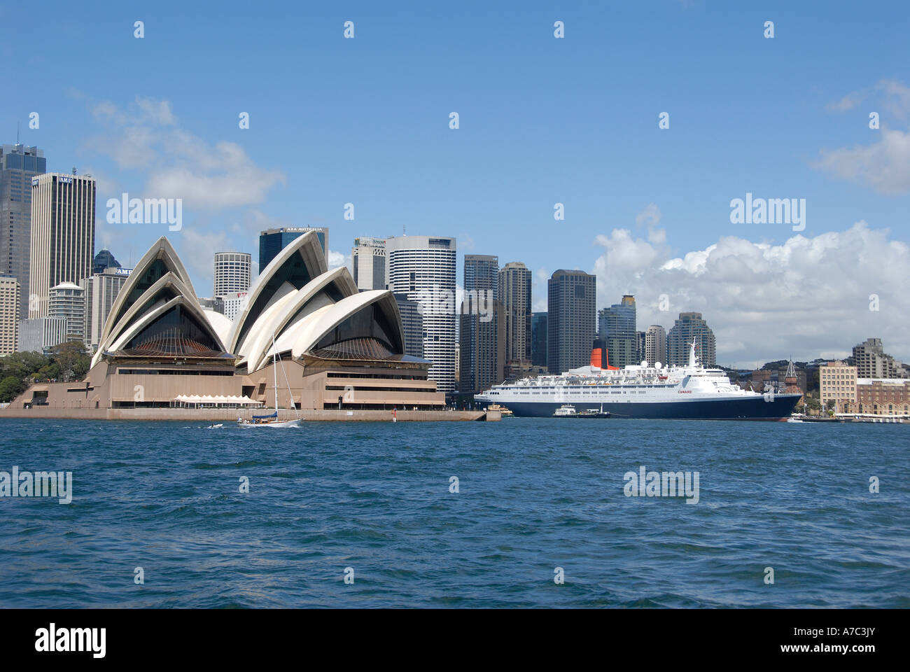 Queen Elizabeth 2 und Opernhaus Circular Quay Sydney NSW Australia Stockfoto