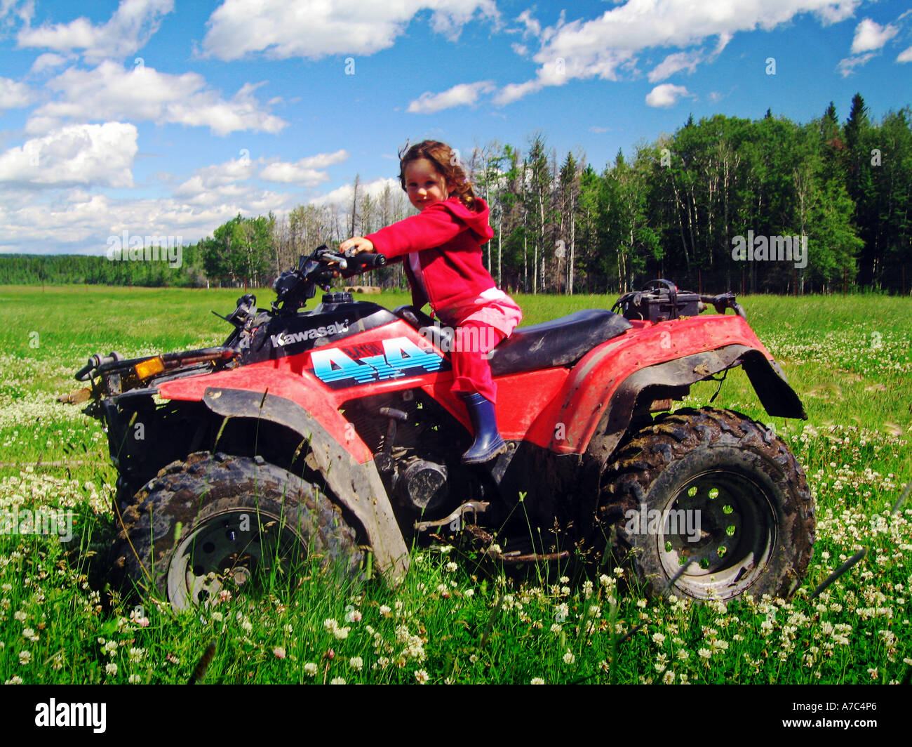 Kind Mädchen Quad Bike auf einer Ranch in Alberta, Kanada Stockfoto