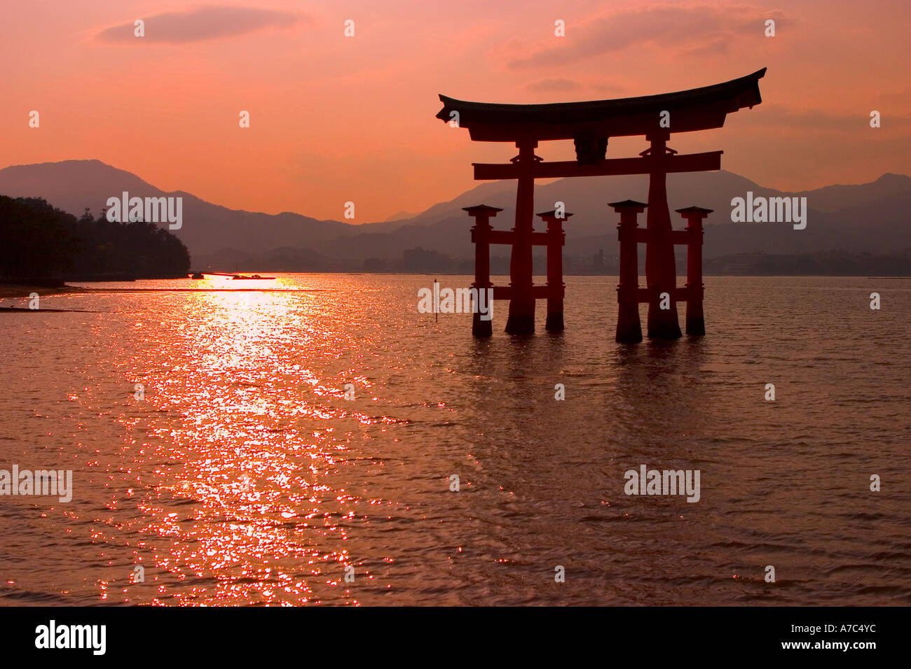 Itsukushima-Jinja schwimmende Tori am Sonnenuntergang Itsuku Shima Miyajima Insel Hiroshima Japan Stockfoto