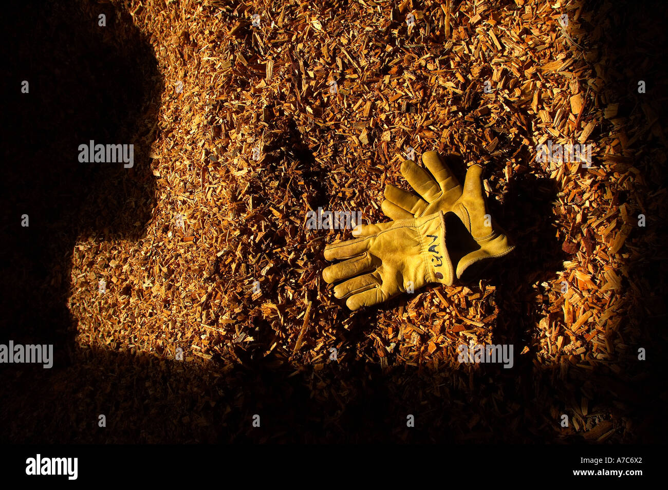Ein paar Handschuhe auf einen großen Haufen von Hackschnitzel. Stockfoto