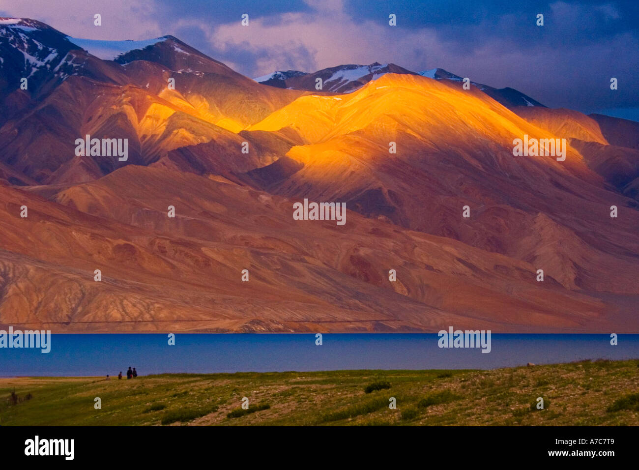 Sonnenuntergang über den atemberaubenden Bergen drohend über See Tso Moriri indischen Himalaya Stockfoto