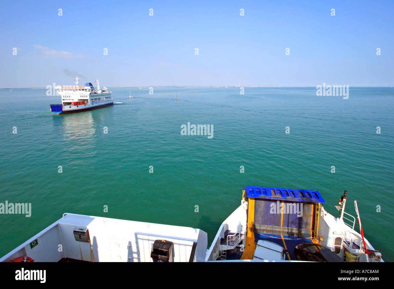 Blick vom Autofähre überqueren britische Solent Wasserstraße an Sommertagen Stockfoto