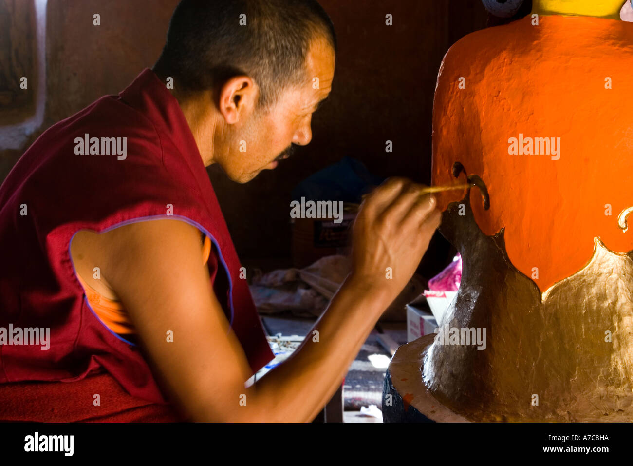 Junger Mönch Paiting ein Buddha im Inneren Thikse Kloster Ladakh indischen Himalaya Stockfoto