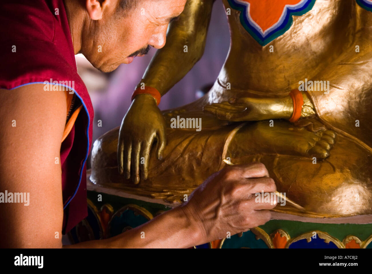 Junger Mönch Paiting ein Buddha im Inneren Thikse Kloster Ladakh indischen Himalaya Stockfoto