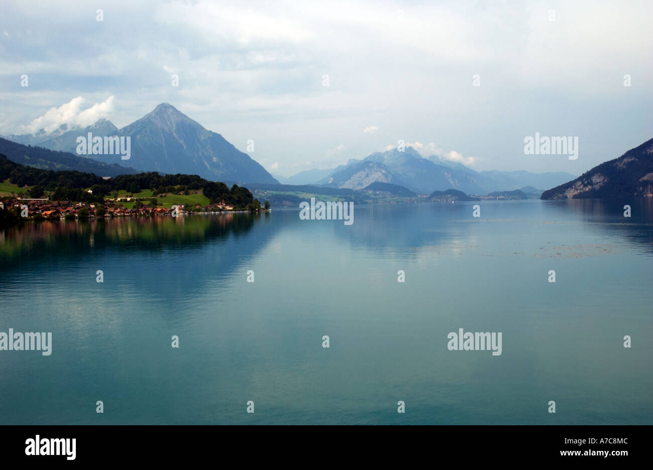 Blick vom ein Touristenboot über dem Brienzersee in die Schweizer Alpen Stockfoto