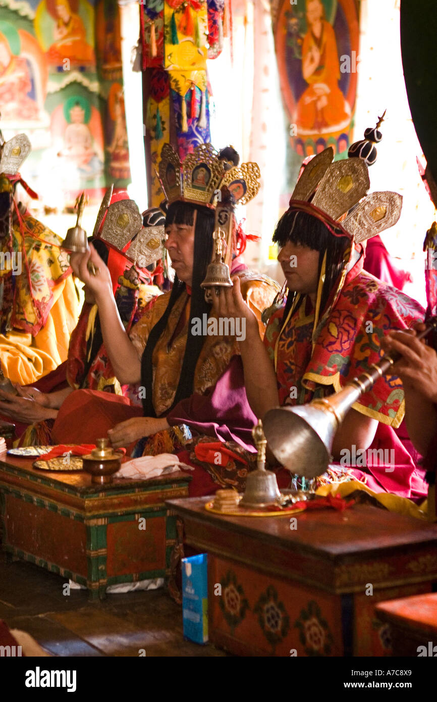 Junge Mönche und Mönche des indischen Gelupa-Reihenfolge - Ladakh - Himalaya Stockfoto