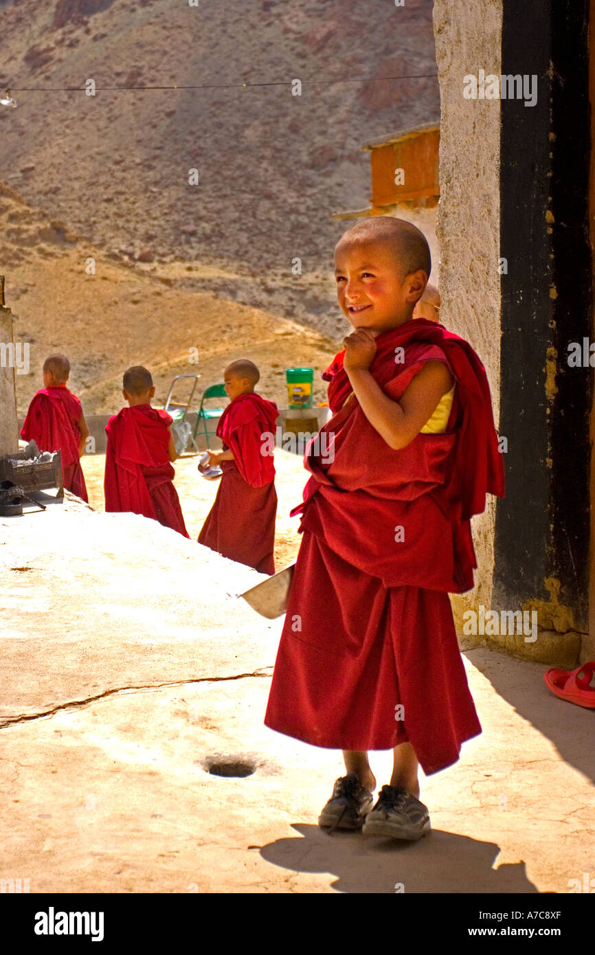 Junge Mönche und Mönche des indischen Gelupa-Reihenfolge - Ladakh - Himalaya Stockfoto