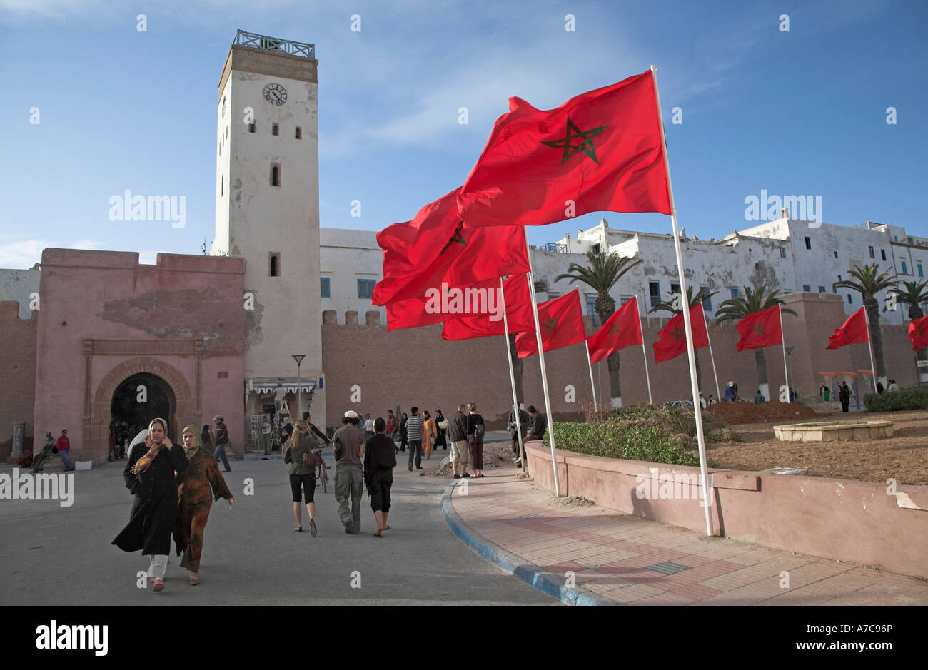 Rote Fahnen feiern Besuch von König Essaouira Marokko in Nordafrika Stockfoto