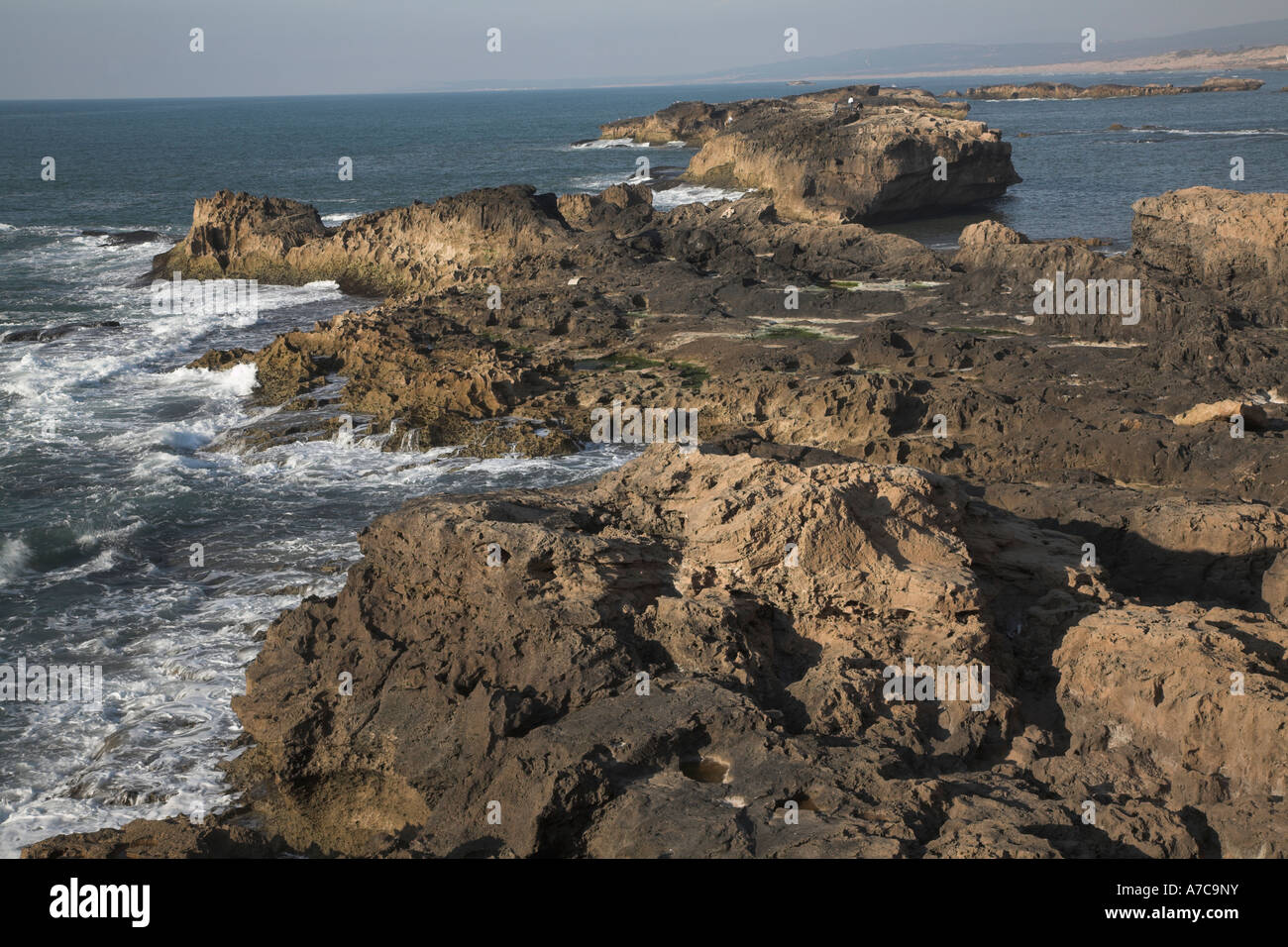 Felsige Küste des Atlantischen Ozeans von der nördlichen Bastion, Essaouira, Marokko Stockfoto