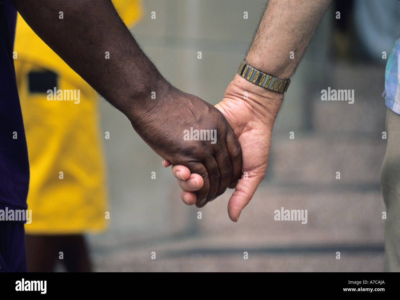 Schwarz Weiss Manner Hand In Hand In Der Einheit Auf Einer Kundgebung Der Einheit Stockfotografie Alamy