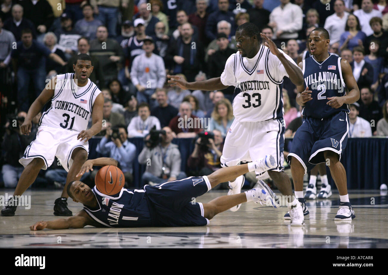UCONN Universität VS Villanova Basketball Aktion lockere Kugel Stockfoto