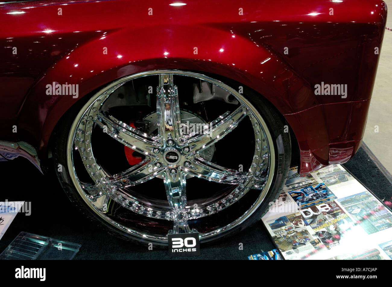 30-Zoll-Chrom-Rad auf eine benutzerdefinierte Auto namens Phantom Donk am Detroit Autorama Hot Rod Show 2007 Stockfoto