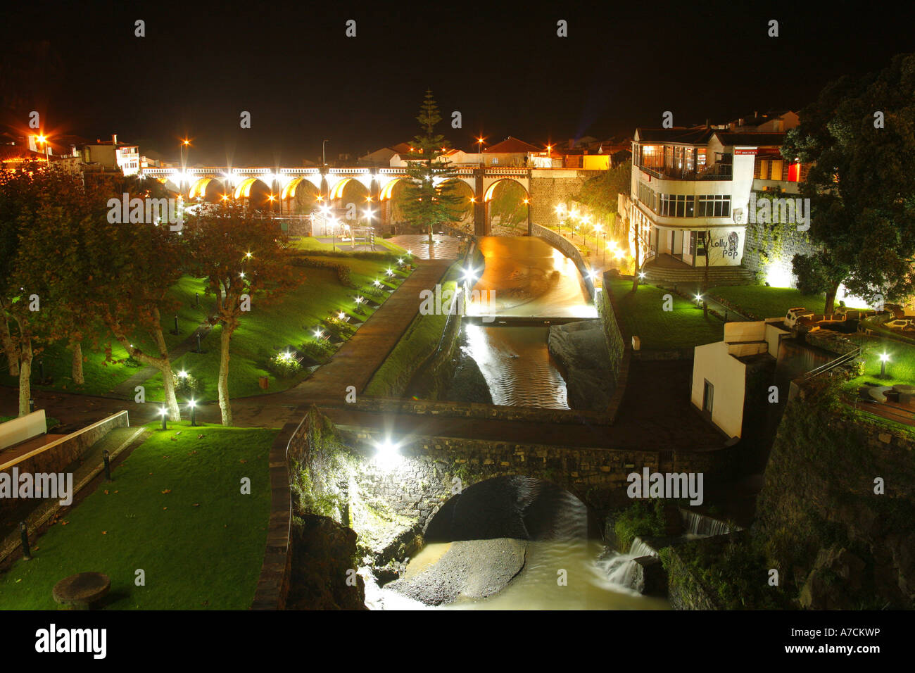 Nacht-Foto von den Azoren Stadt Ribeira Grande. Azoren, Portugal Stockfoto