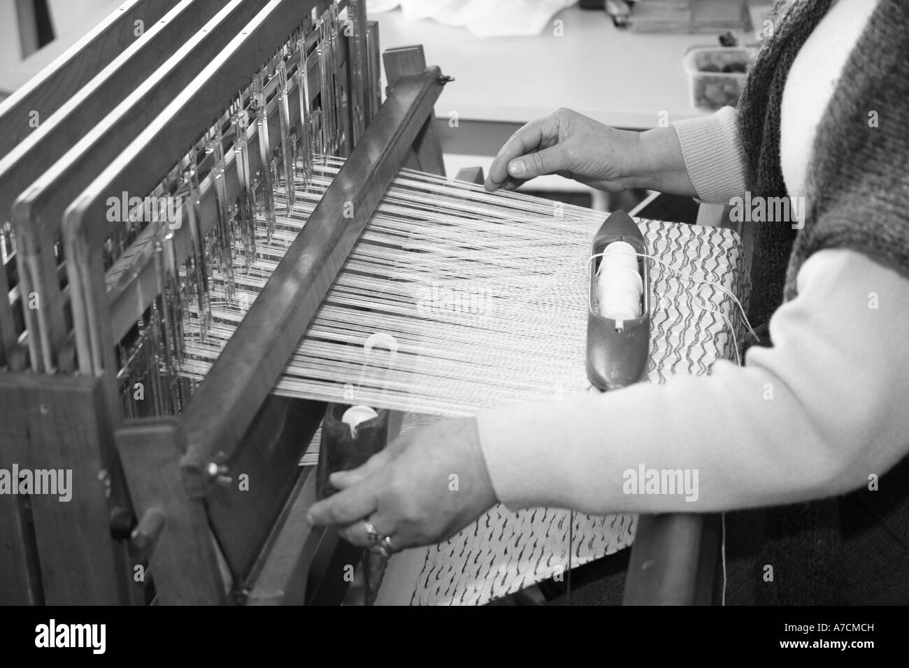 Ein Azoren Handwerkerin mit einem traditionellen Webstuhl weben. Azoren, Portugal Stockfoto