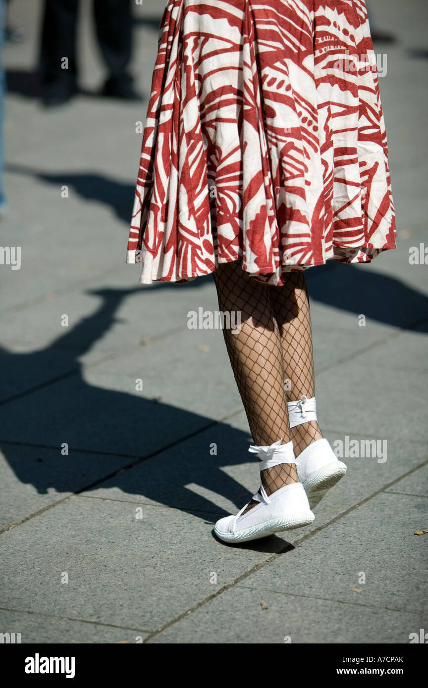 Junge Frau tanzt La Sardana tragen Netzstrumpfhose und weiße Schuhe Pla De  La Seu Barcelona Katalonien Spanien Stockfotografie - Alamy