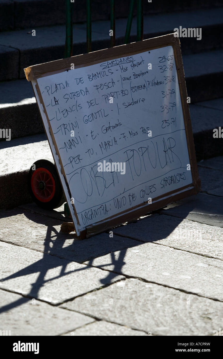 Liste der Tänze auf Tafel La Sardana Tanz Pla De La Seu Barcelona Katalonien Spanien durchgeführt werden Stockfoto