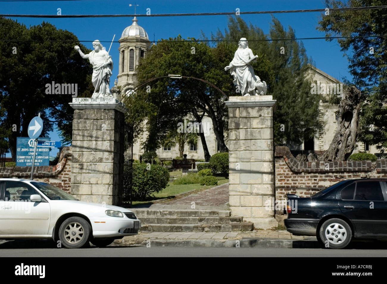 Die Säulen der das Tor zum St. Johns Cathedral überragt von Statuen des Hl. Johannes der Täufer und St. John the Divine, Antigua Stockfoto