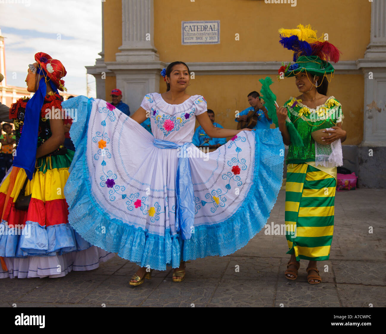 Drei attraktive junge Mädchen Volkstänzer in Trachten in Granada Stadt Republik Nicaragua Zentralamerika Stockfoto