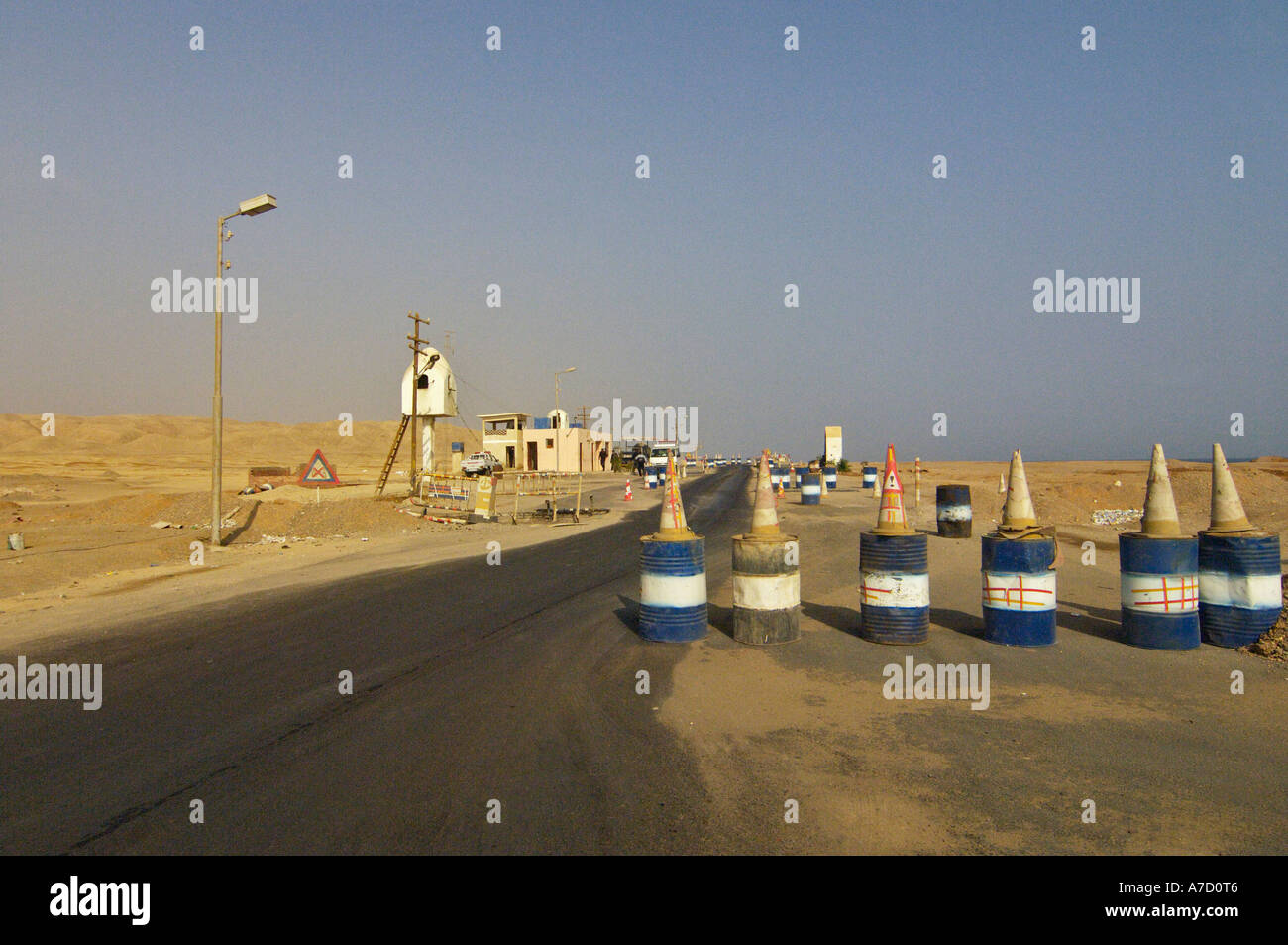Ägypten auf dem Weg Marsa Alam > Hurghada, Militärposten Stockfoto Ägypten auf dem Weg Marsa Alam > Hurghada, Militärposten Stockfoto