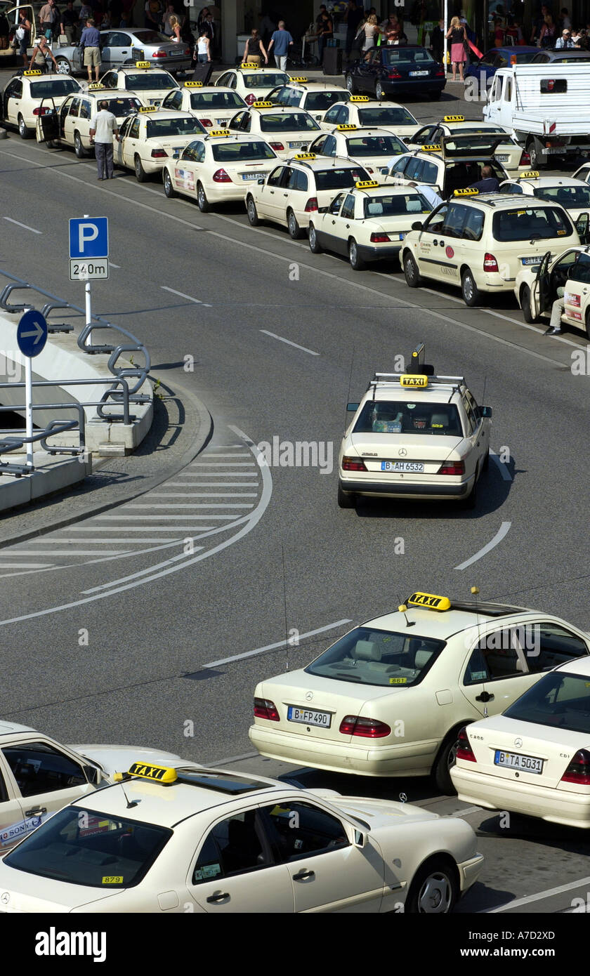 Taxis am Flughafen Berlin Tegel Stockfoto