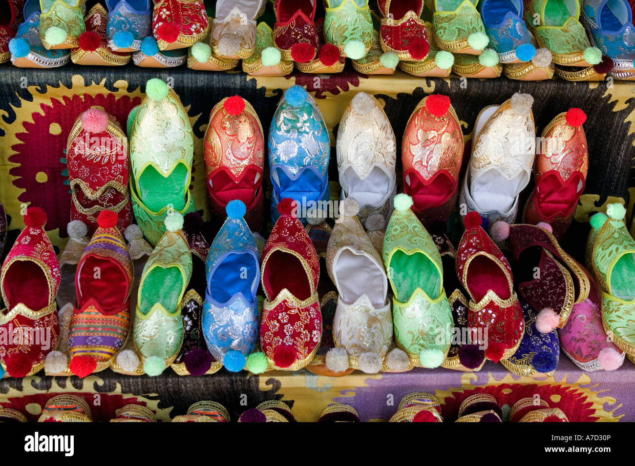 Bunten arabischen Seide Schuhe zum Verkauf auf dem großen Basar in Istanbul Stockfoto