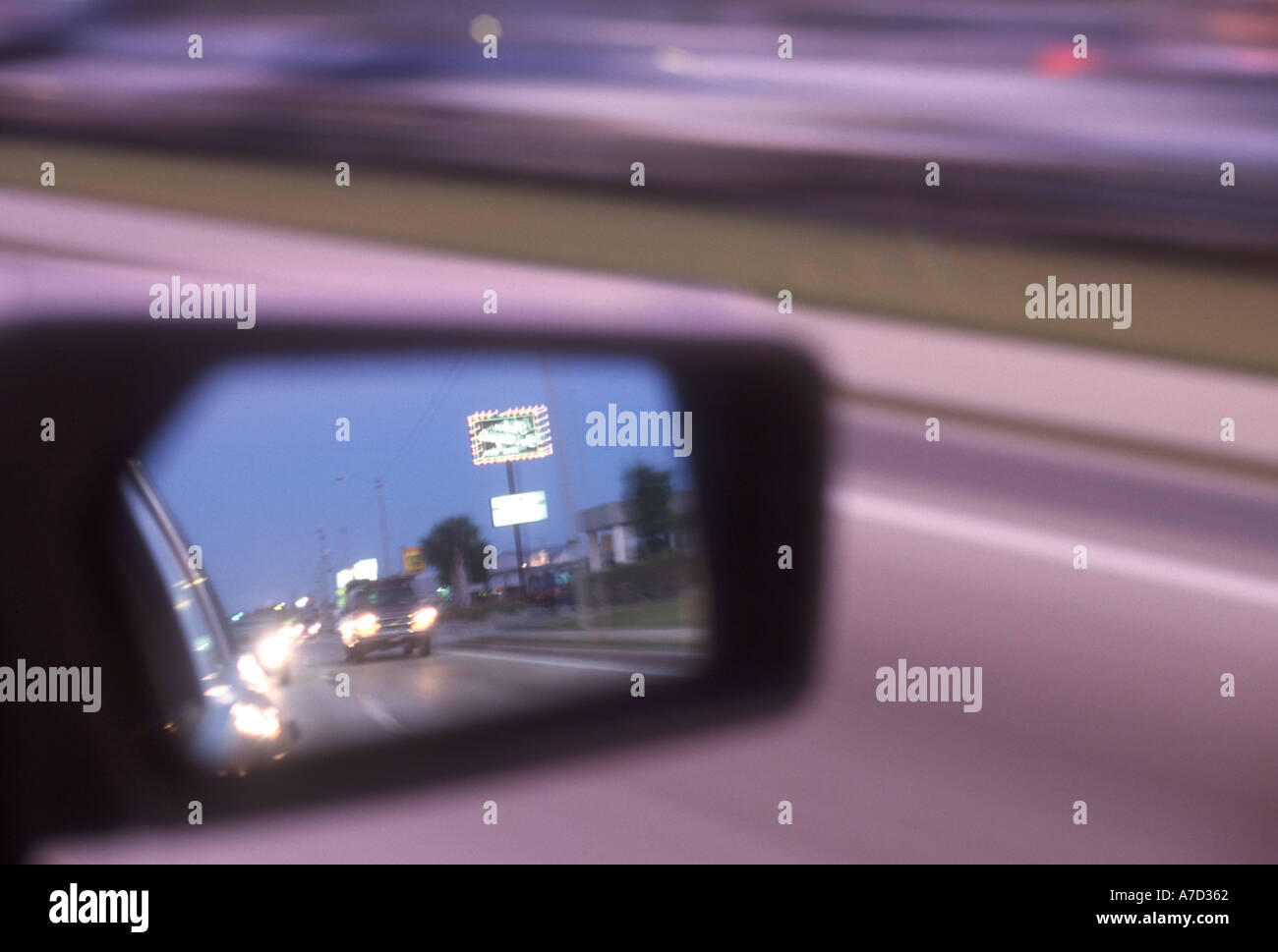 Auto Seitenspiegel Abend Verkehr auf Straße Stockfoto