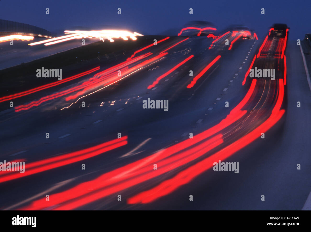 Autolichter in der Nacht auf einer Autobahn-Überführung Stockfoto