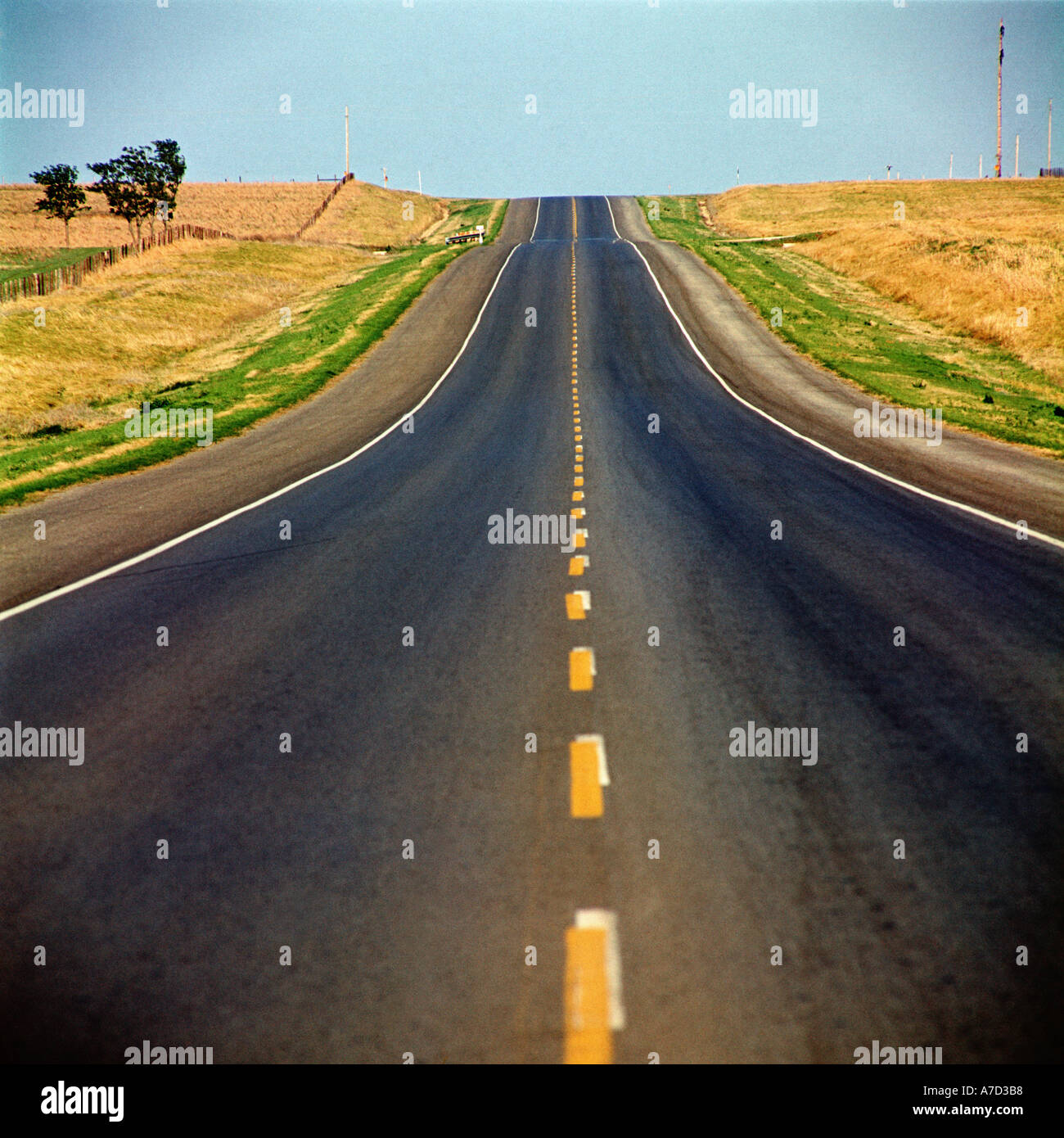empty road stretching into infinite distance Stockfoto