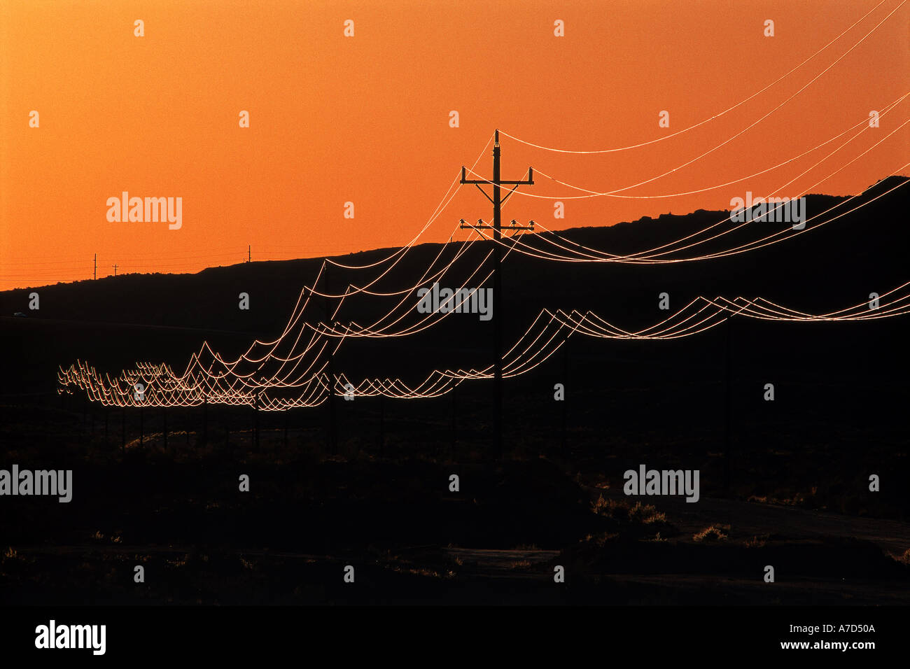 Elektrische Stromleitungen reflektierenden Abendlicht als Symbol für Telekommunikation Stockfoto