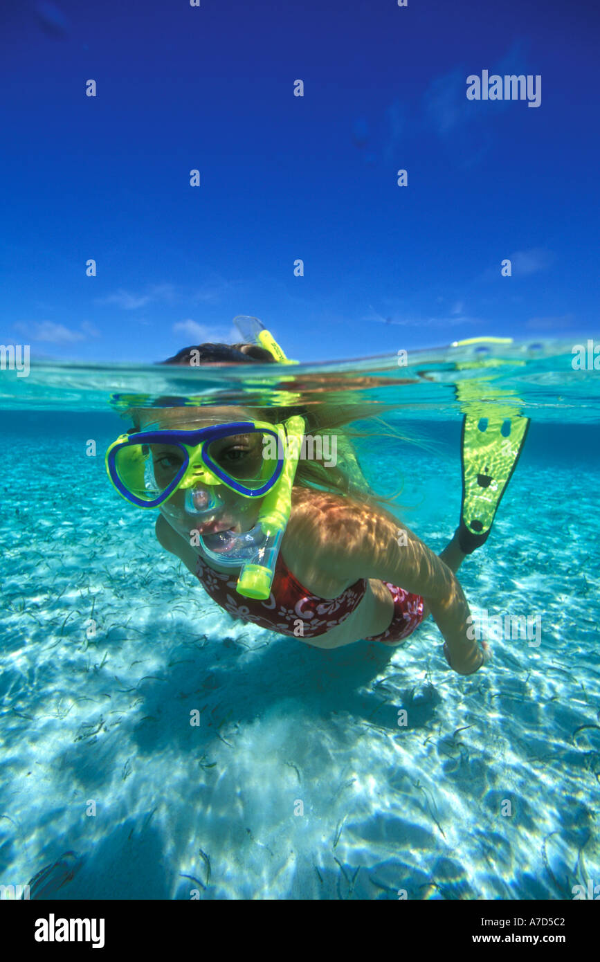 OVER UNDER SCHUSS VON EINEM JUNGEN SCHNORCHLER EXUMA BAHAMA INSELN Stockfoto