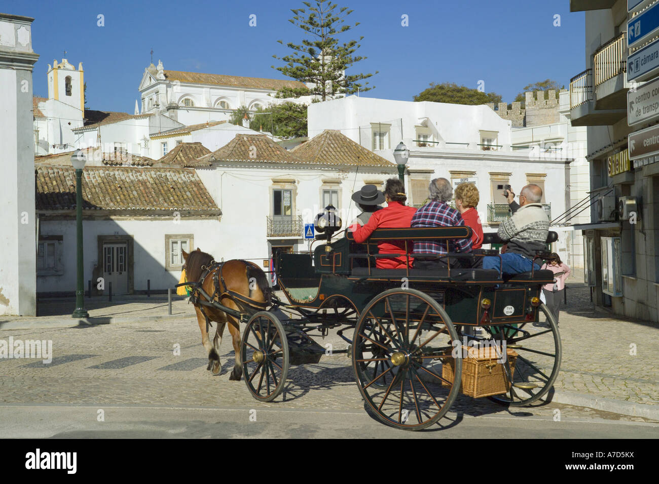 Portugal, Algarve, Tavira, Zentrum, Pferd & Wagen mit Touristen Stockfoto