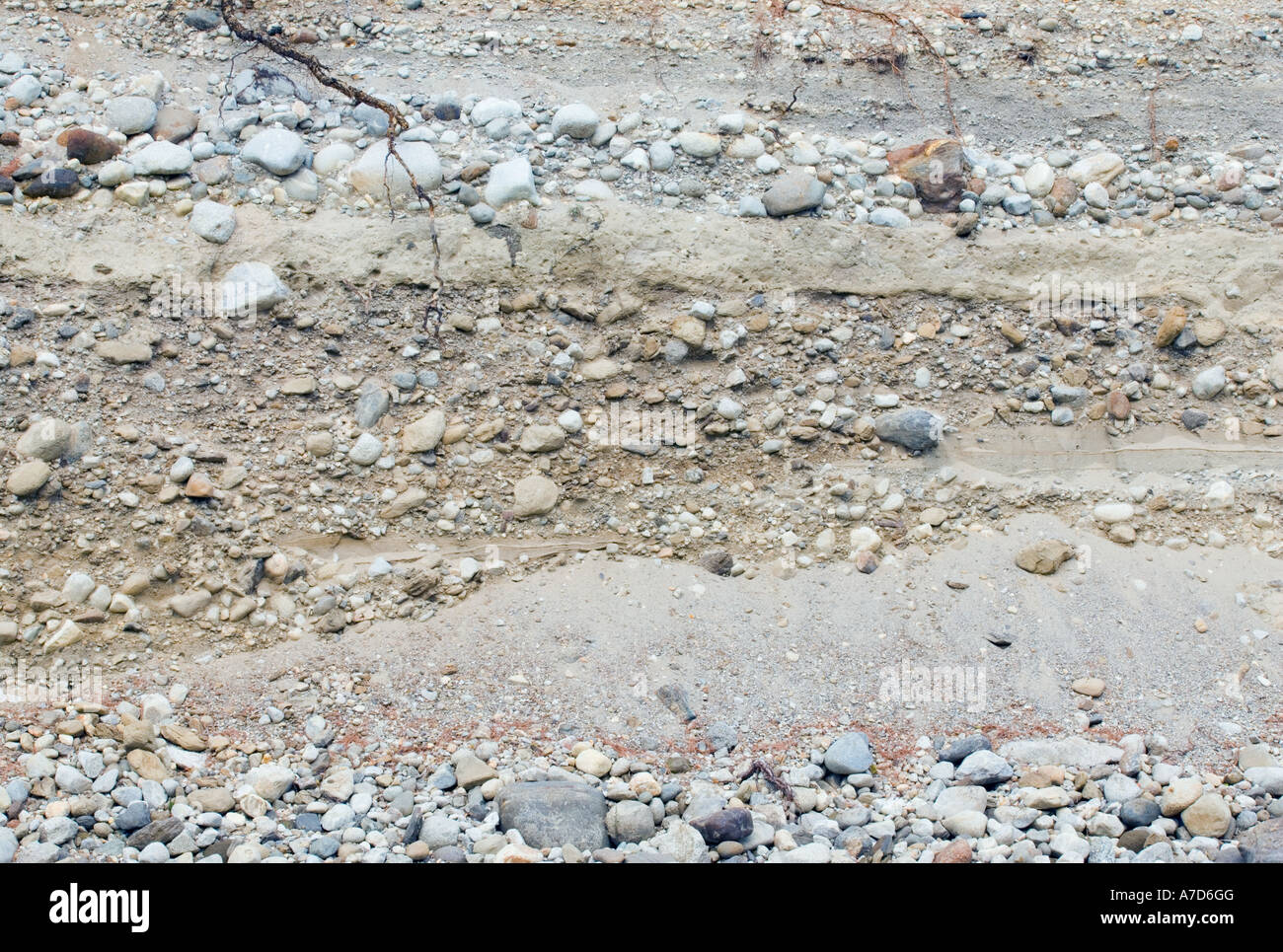 Erosion-Schichten von Sand Erde und Kies am Flussufer Stockfoto