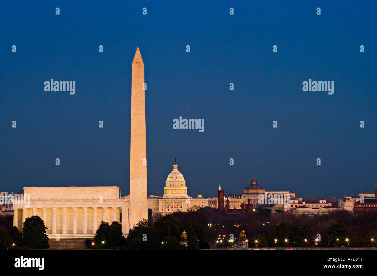 Washington DC Skyline Blick auf die National Mall mit dem Lincoln Memorial Washington Monument und dem US Capitol Gebäude in der Dämmerung Stockfoto