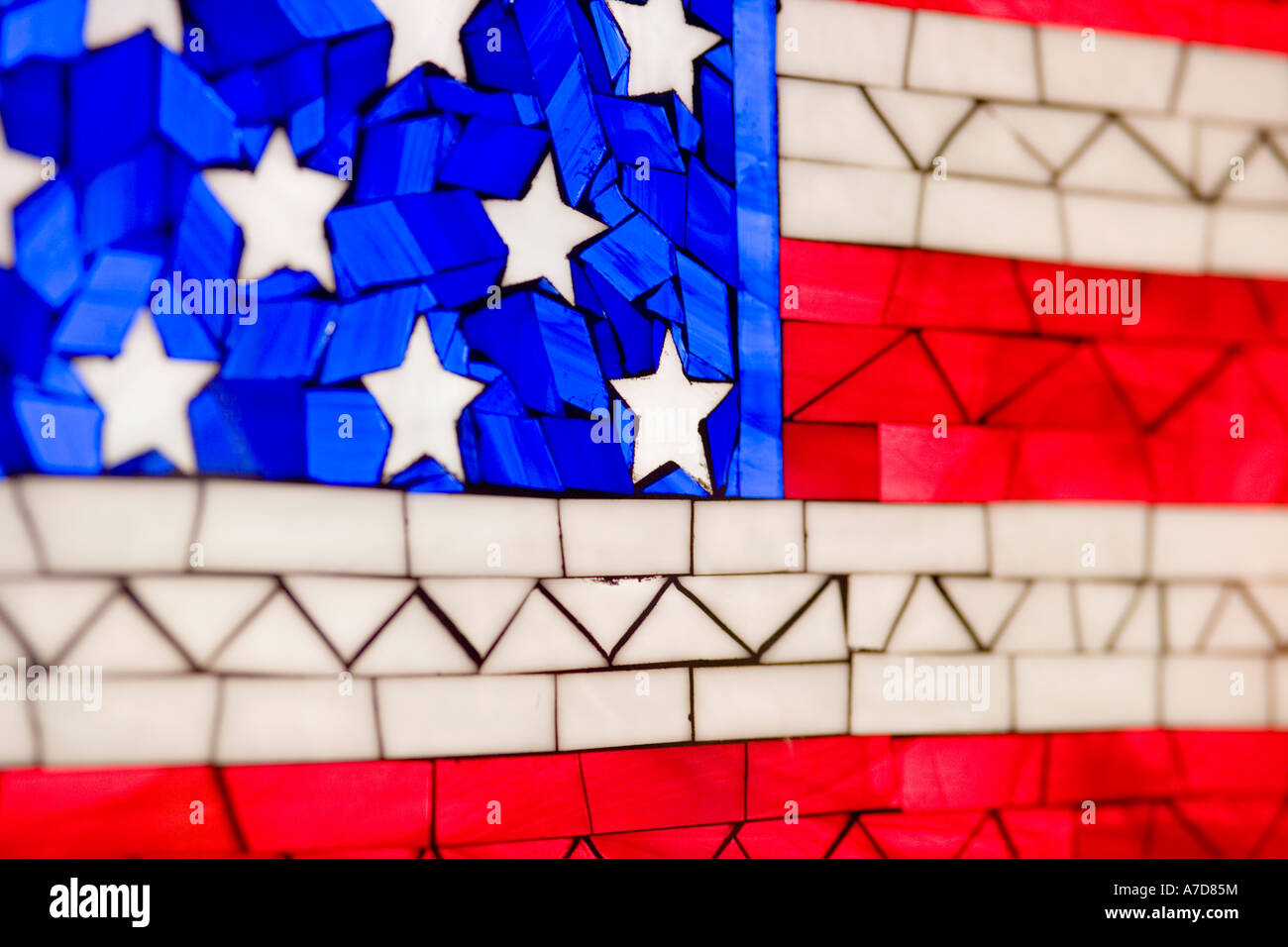 Hinterleuchtete Tiffany Buntglasfenster mit American Flag Dekor. Chicago, USA. Detail. Stockfoto