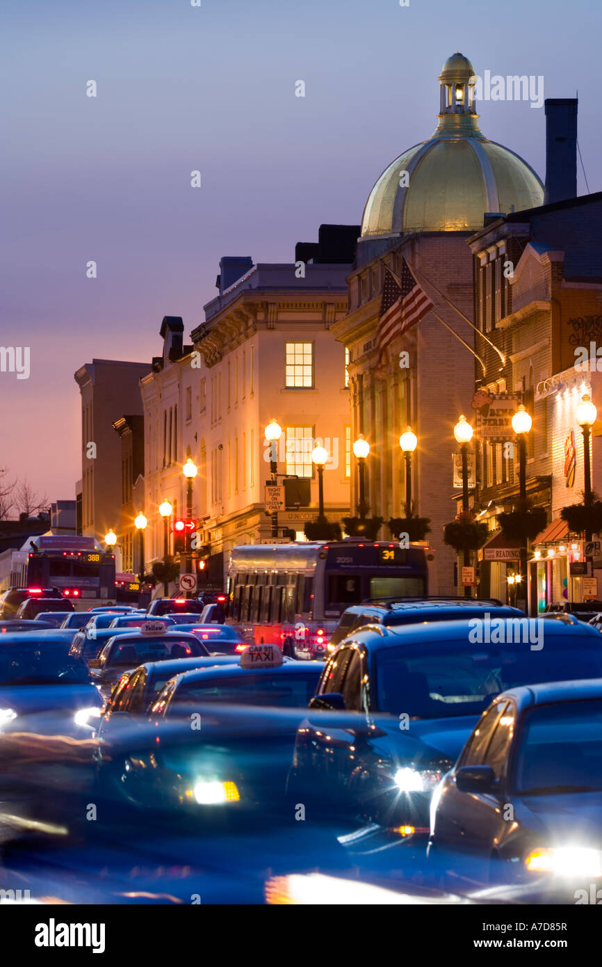 Washington DC, Feierabendverkehr auf M ST & Wisconsin Ave in Georgetown in der Abenddämmerung. Stockfoto