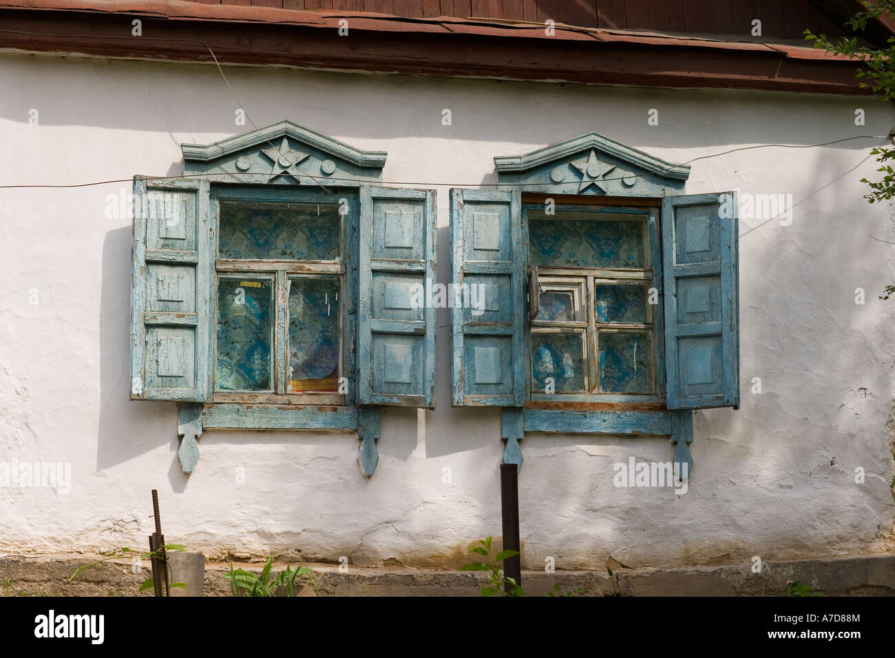 Fenster im russischen Stil in einem kleinen Bauernhof oder Datcha in der Nähe von Almaty Kasachstan Stockfoto