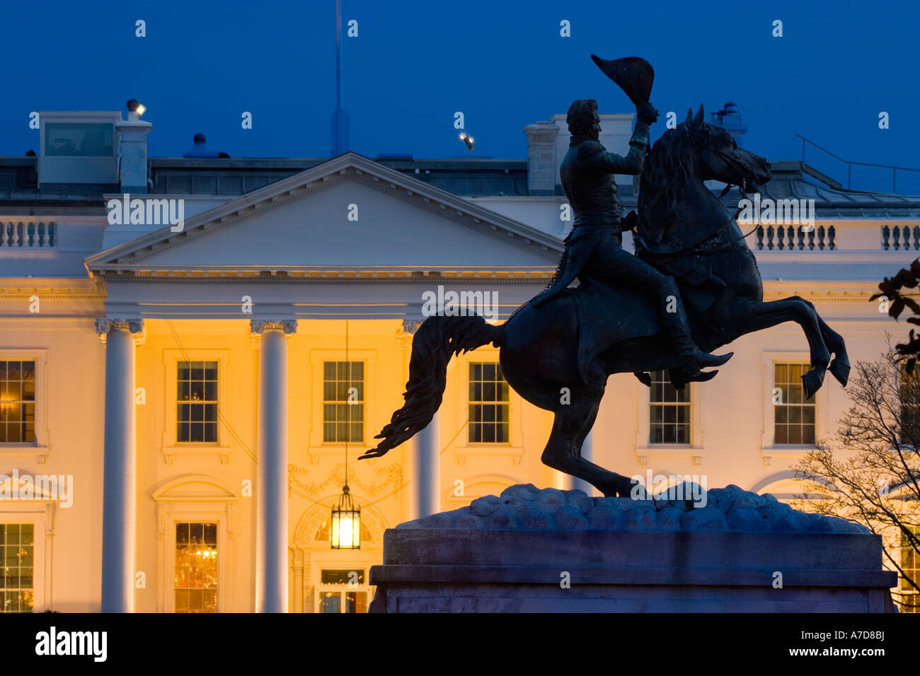 Weißen Haus Washington DC Nacht. Die nördlichen Portikus und das Reiterstandbild von Andrew Jackson in Lafayette Square. Stockfoto