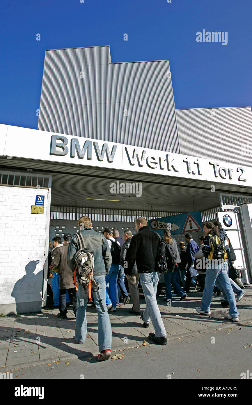 München, GER, 18. Okt. 2005 - treten Arbeitnehmer die BMW-Produktionsstätte 1.1 in München. Stockfoto