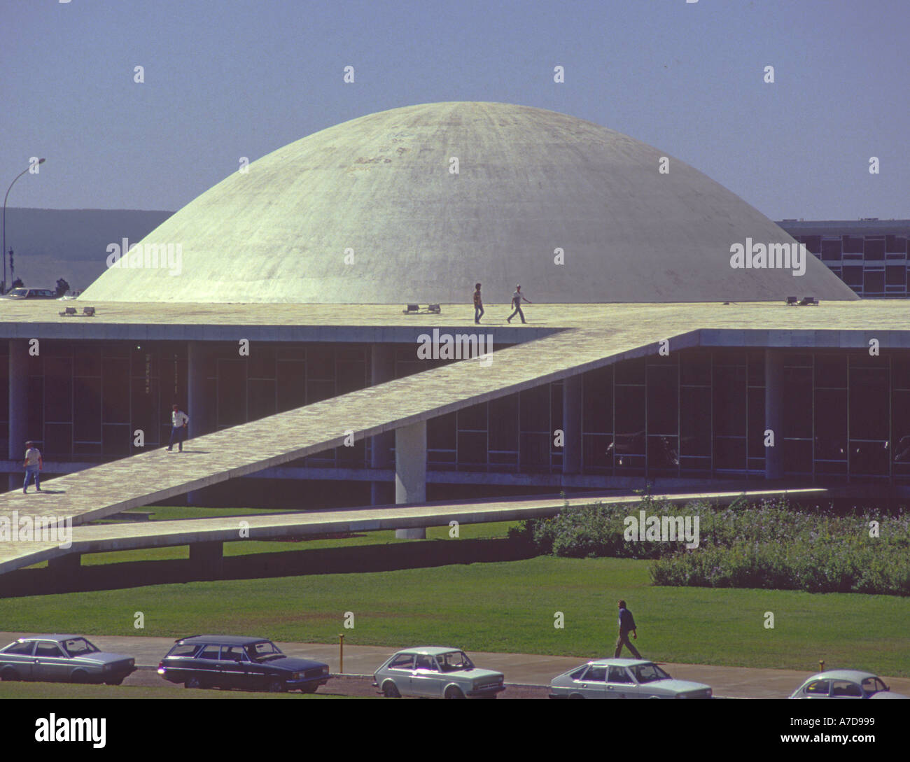 Die halbkugelförmige fensterlose Kuppel wie Gebäude des Nationalkongresses in Brasilia Brasilien Südamerika Stockfoto