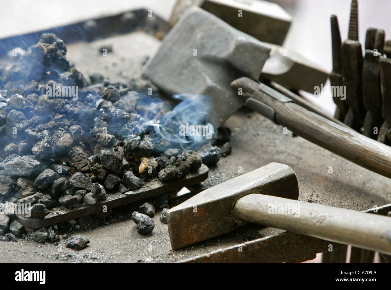 Smith-Tools in einem Kohle-Feuer in Kaltenberg Ritter spielt Bayern Deutschland Stockfoto