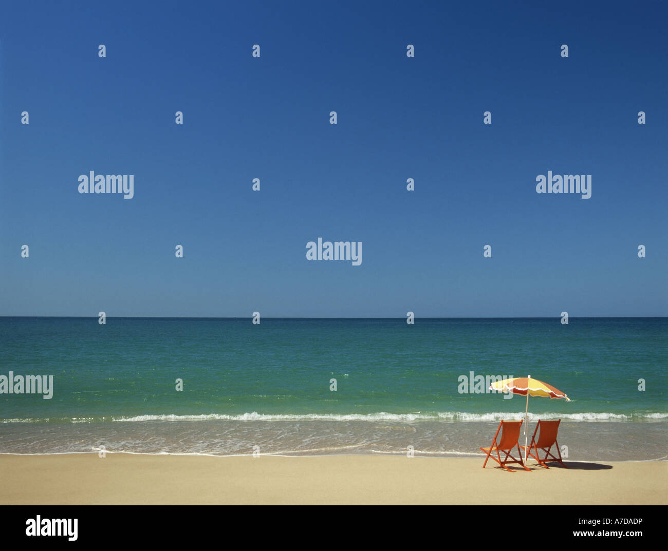 Zwei Liegestühle am Strand Stockfoto
