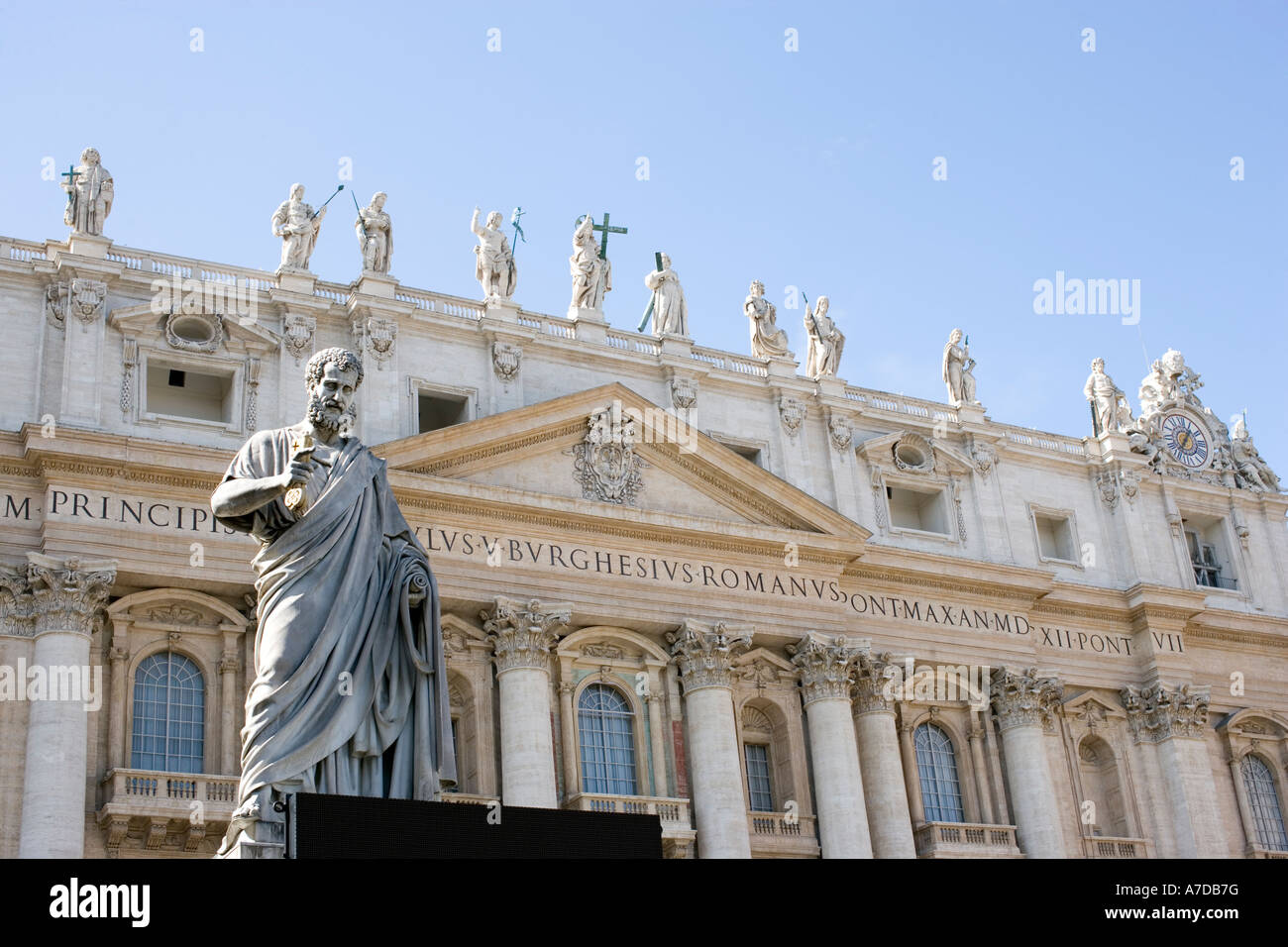 S-Basilika St. Peter mit der Statue von St. Peter mit der Schlüssel zum Himmel im Vordergrund Stockfoto