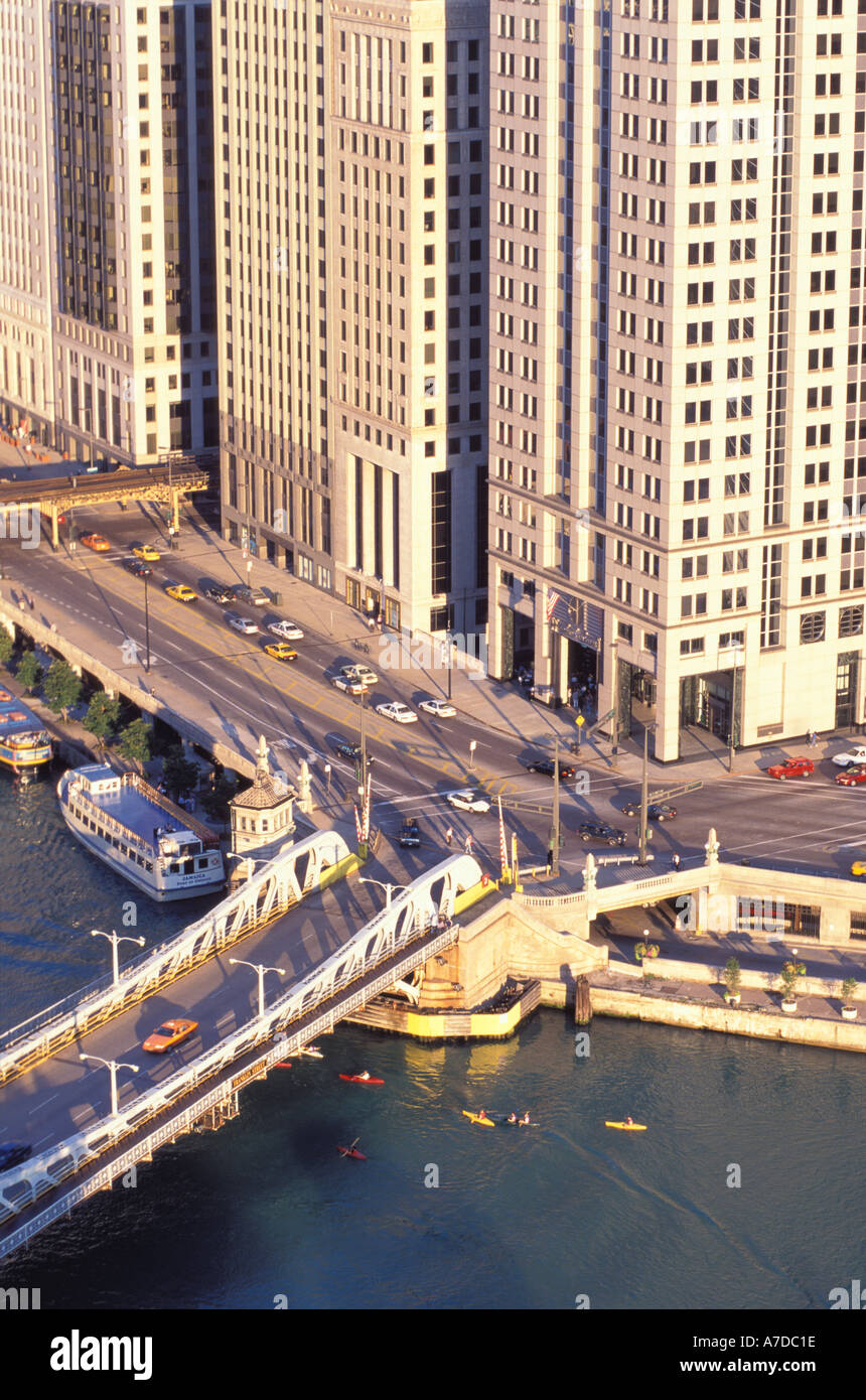 Kajaktour auf dem Chicago River Downtown Chicago Illinois Stockfoto