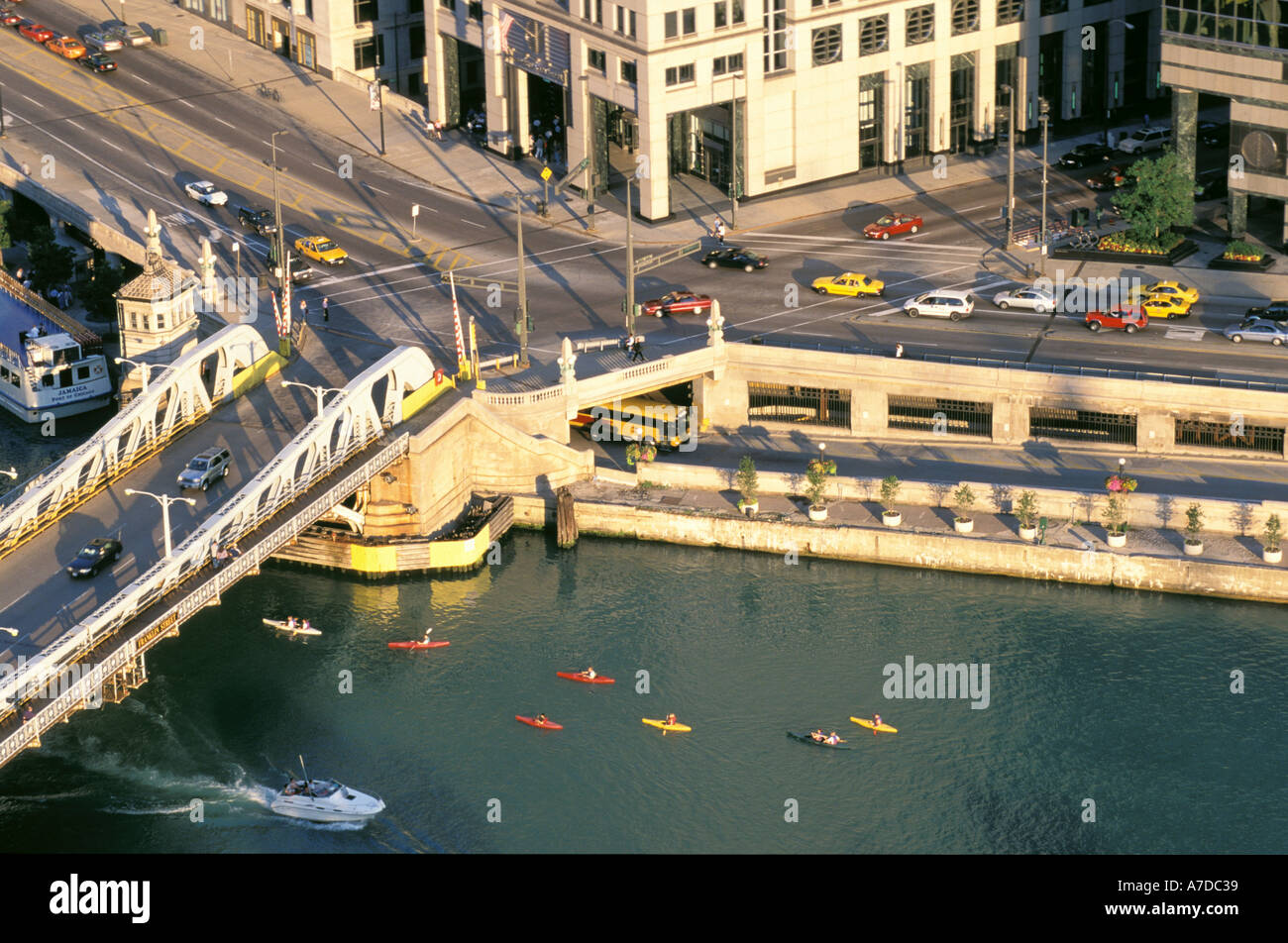Kajakfahrer und Segler auf der Chicago River Chicago Illinois Stockfoto