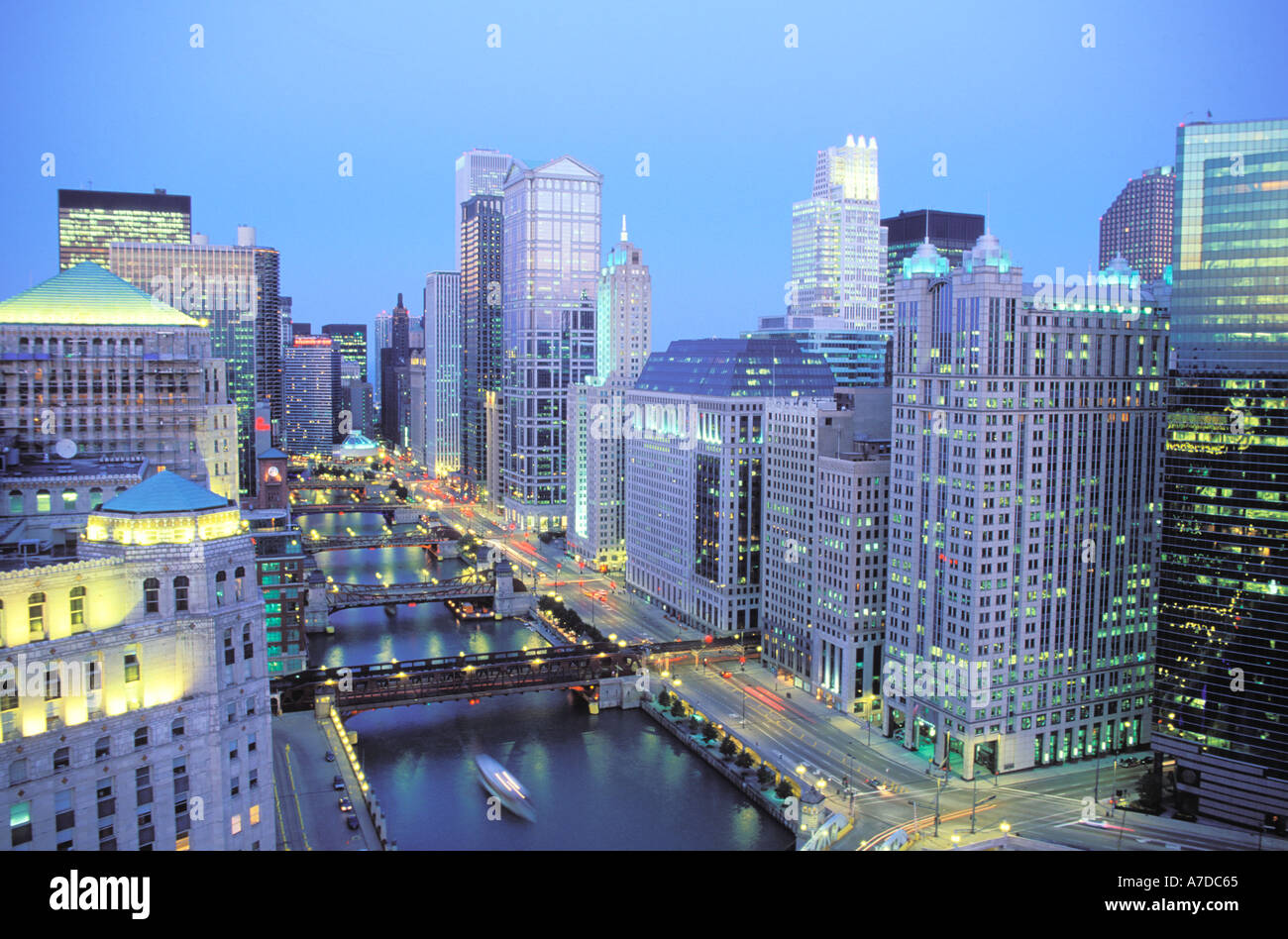 Chicago River und die Innenstadt von Gebäuden am Abend Chicago Illinois Stockfoto