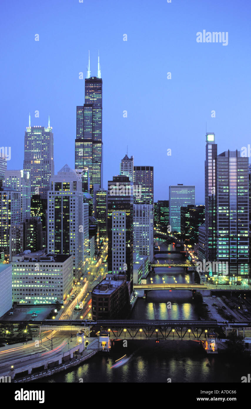 Chicago River und die Innenstadt von Gebäuden am Abend Chicago Illinois Stockfoto