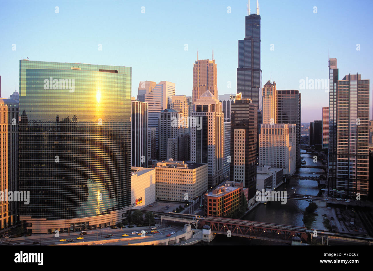 Chicago River und 333 Wacker Gebäude Innenstadt am Abend Chicago Illinois Stockfoto