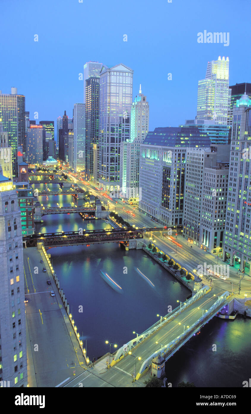 Chicago River und die Innenstadt von Gebäuden am Abend Chicago Illinois Stockfoto